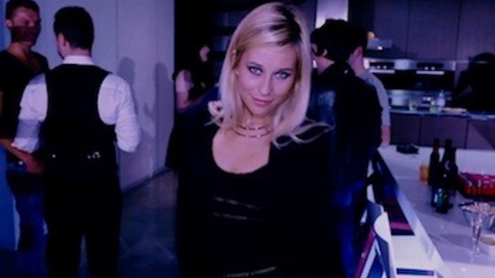 Пришла на вечеринку ради шампанского и секса