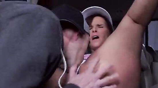 Зрелая тетка прыгает на члене Денни Ди в голубом пикапе