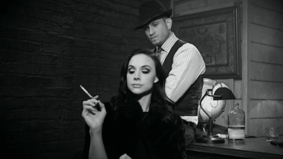 Американский коп 30-х годов проводит допрос над шикарной женщиной