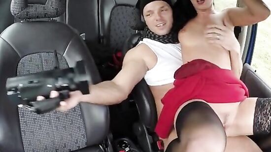 Брюнетка дает раком водителю минивена