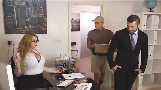 Два мужика трхают бабу в лифте, а третий просто смотрит в уголку