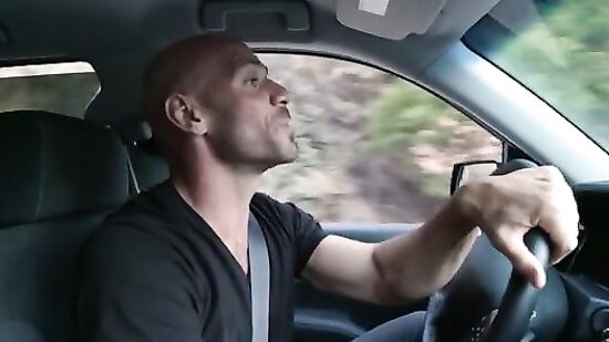 Продажная шлюха попалась копам на трассе