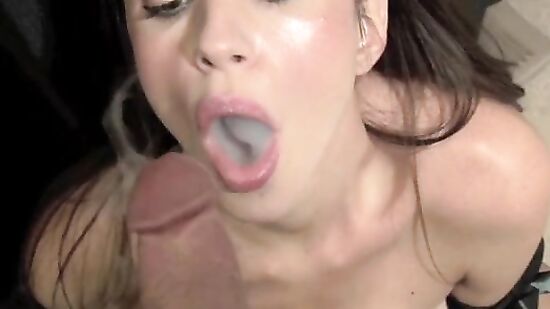 Тетка обожает оральный секс не меньше чем курить сигарты
