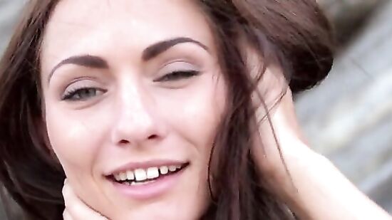 Голая моделька показывает свои прелести на фоне красивых скалистых гор