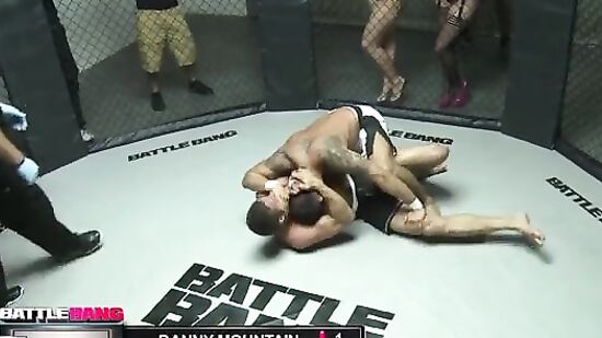 Победителю в бою достанется не только пояс но и привлекательная блондинка