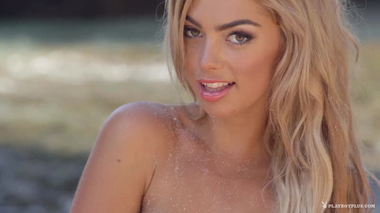 Голая девушка на фотосессии для журнала Playboy