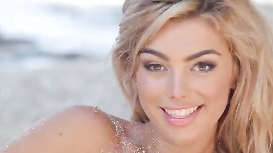 Голая девушка на фотосессии для журнала Playboy