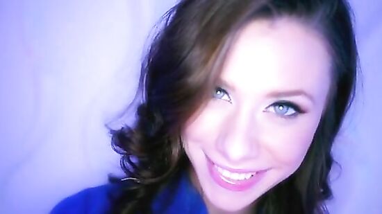 Брюнетка облизывает и обсасывает хер своим сладким ротиком