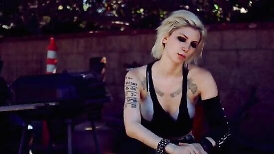 Брутал просто разрывает трусики на девке вовремя жесткого секса