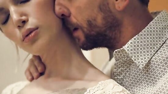 Брутал просто разрывает трусики на девке вовремя жесткого секса