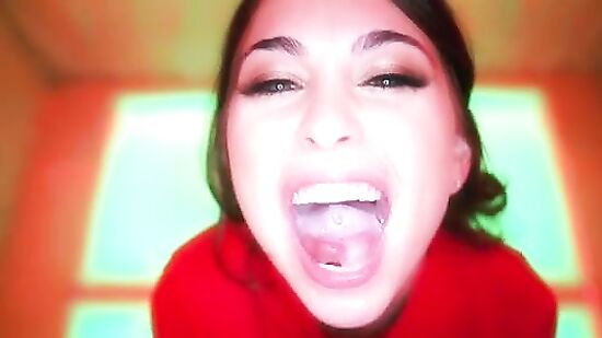 Крошка Рейли глотает член на коленях