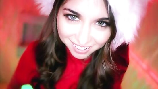 Крошка Рейли глотает член на коленях