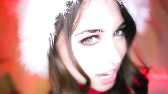 Крошка Рейли глотает член на коленях