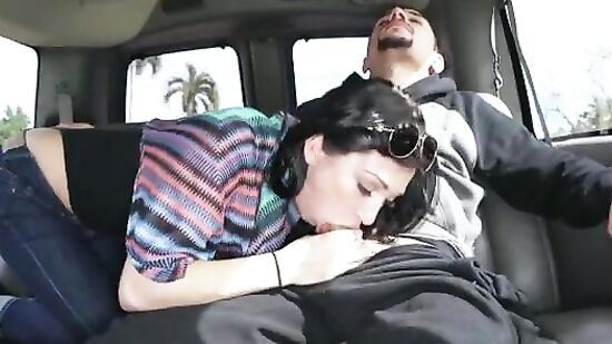 Решилась засунуть руки в штаны американского пацана