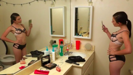 Сделала селфи в ванной и чертовски возбудилась от этого