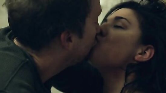 Грабитель не снимая трусиков имеет малышку в ванной