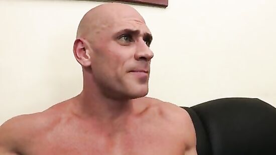 Две женщины принимают Джони Синса на работу