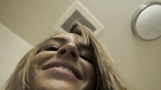 Внезапно ворвалась сестра и спалила брата за дрочкой на унитазе