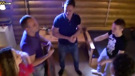 Секс вечеринка на даче под музыку диджея и игру в бутылочку