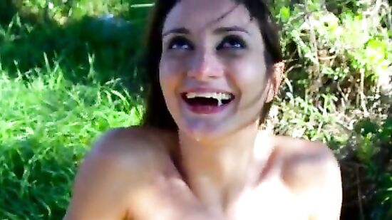 Загорелая сучка позирует для мужика с телефоном на пляже Маями