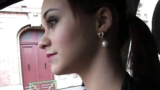 Местный чувак подобрал в свою тачку скромную туристку