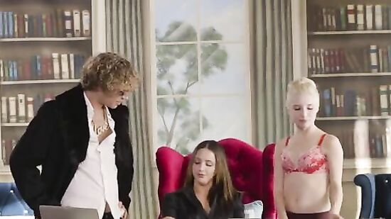 Две девки устроили жгучую груповуху в рабочее время