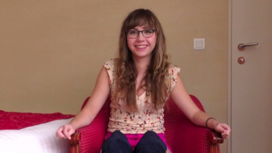 Скромная девушка мило улыбается на порно кастинге