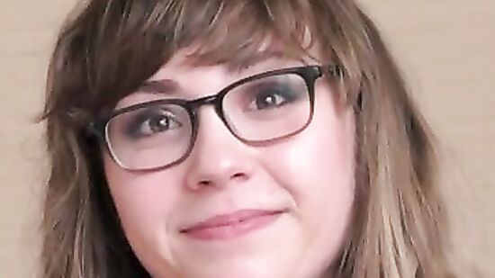 Скромная девушка мило улыбается на порно кастинге