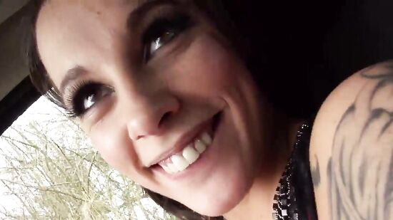 Уютный секс в машине в теплую дождевую погоду