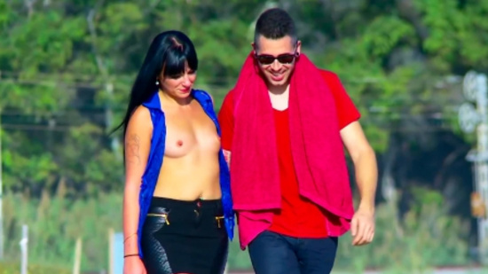 Влюбленные идут на пляж заняться анальным сексом на песочке