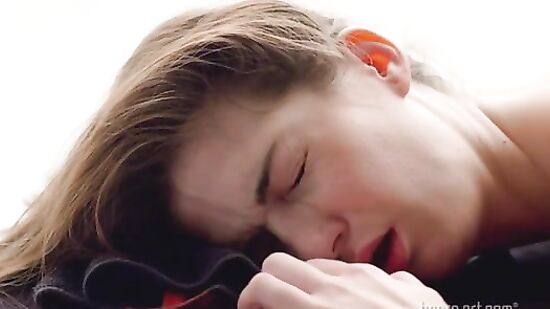 Опытная массажистка вкурсе как сделать девушке приятно