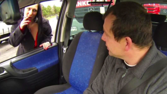 Чешский мужик снял проститутку и трахнул её в машине