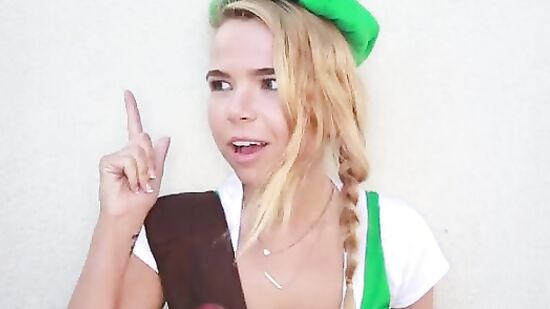 Продавщица конфет оголила упругие сиськи и насадилась на член