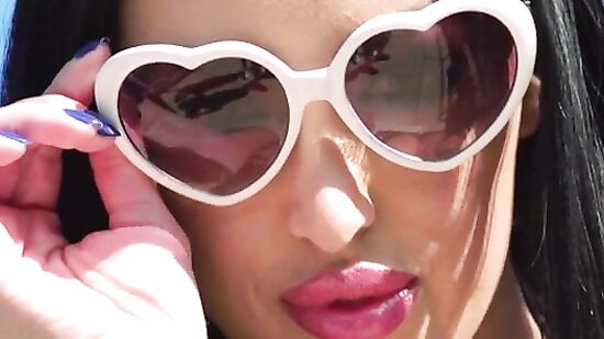 Массажист не сдержался и умело подрочил пилотку новой клиентки