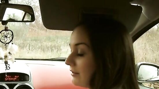 Дешевка без проблем берет два члена в рот на природе