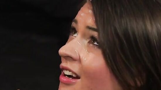 Брюнетка подставила личико под горячую мужскую сперму