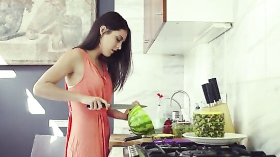 Стройная девушка страстно лижет пилотку своей подруги