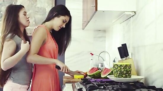 Стройная девушка страстно лижет пилотку своей подруги