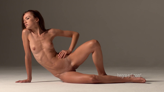 Худенькая киса красиво позирует для опытного фотографа