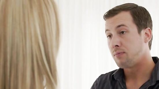 Опытный любовник эротично лижет анус блондинке