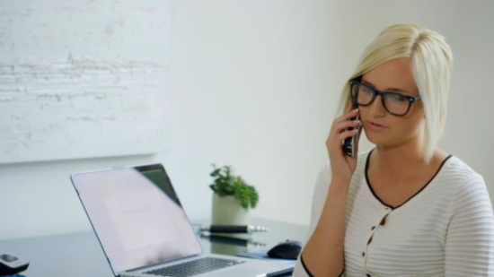 Блондинка готова даже на анал ради повышения на работе