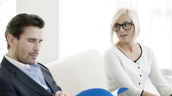 Блондинка готова даже на анал ради повышения на работе