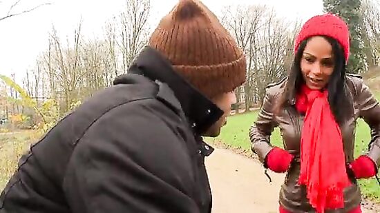 Брюнетка в стрингах приказала парню сделать куни