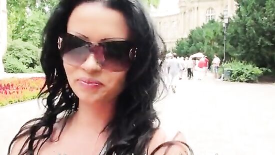 Развратные брюнетки смачно трахаются с пикапером на природе