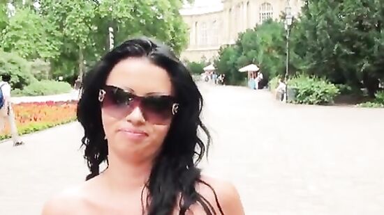 Развратные брюнетки смачно трахаются с пикапером на природе