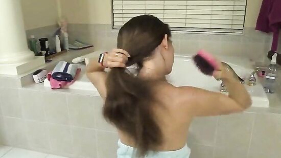 Красивая жена эротично позирует голой в ванной