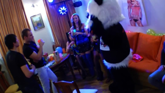 Развратные студенты устроили пьяную секс вечеринку