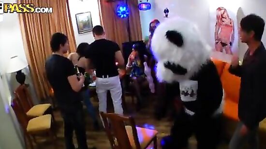 Развратные студенты устроили пьяную секс вечеринку