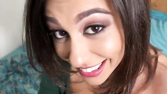 Брюнетка не дает снять с себя зеленую одежду