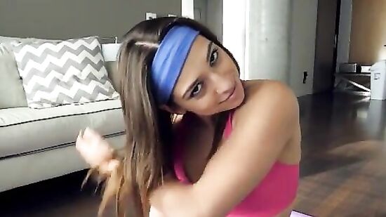 Подсмотрел как жена занимается йогой, порвал лосины в паху и всунул член в писю